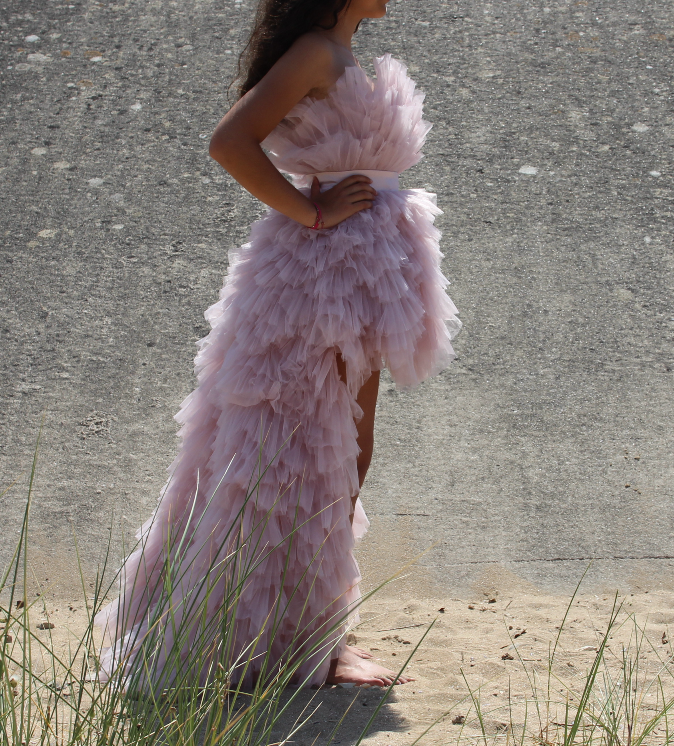 LOCATION - Robe longue ROMY Blush à pétale en tulle ceinture satin